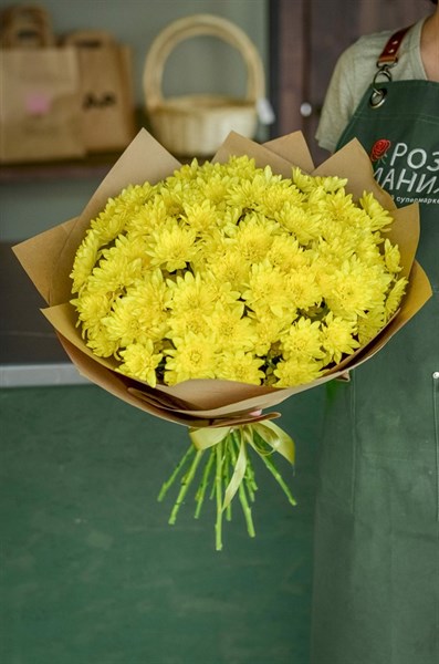 Букет из кустовых желтых хризантем в крафте 25шт - фото 4682