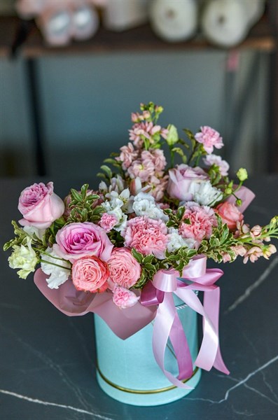 Шляпная коробка мини из роз, гвоздик и маттиолы - фото 6950