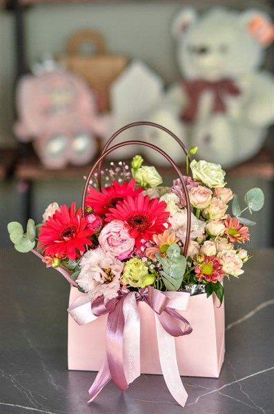 Композиция-букет из ярких гербер и кустовые розы в корзинке - фото 6956