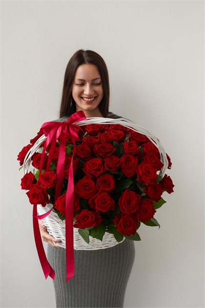 Корзина М с красными розами 2403