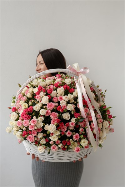 Корзина L с кустовыми розами 2404