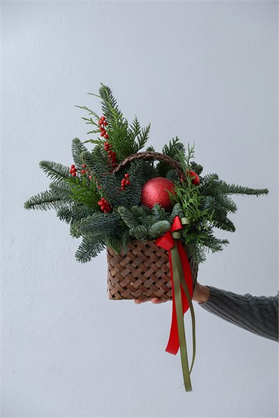 Корзина с нобилисом и красными шарами 2417