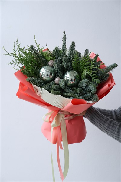 Новогодний букет с нобилисом и зелёными шарами 2418
