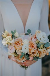 Букет невесты с розами и эустомами