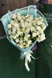 15 белых кустовых роз в упаковке