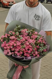 35 кустовых роз с эвкалиптом