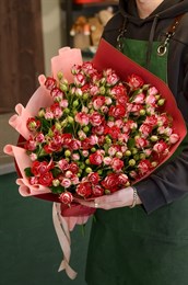 15 кустовых роз в упаковке 201846236931