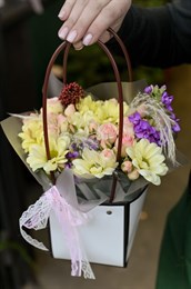 Композиция в сумочке с хризантемами и кустовыми розами