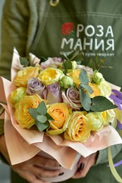 Композиция-букет "Ваниль" из кустовых пионовидных и одноголовых роз с эвкалиптом