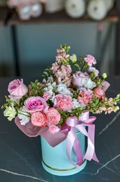 Шляпная коробка мини из роз, гвоздик и маттиолы