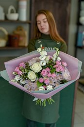 Букет с хризантемами, эустомой и розами