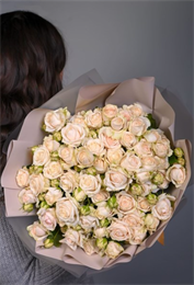 15 кустовых роз в упаковке