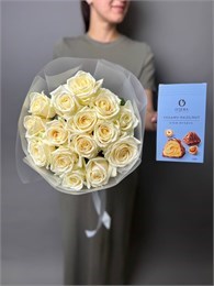Букет 15 роз с конфетами 2333