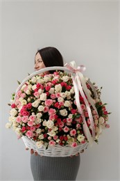 Корзина L с кустовыми розами 2404