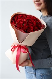 31 роза Кения красная 2469