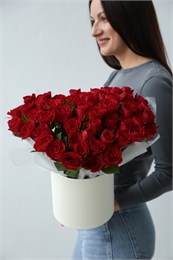 51 роза в шляпной коробке 2 2477