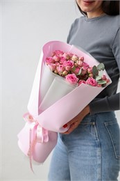 Кустовые розы с эвкалиптом розовые 5 шт 2484