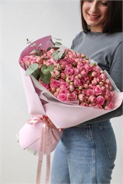 21 кустовая роза с эвкалиптом розовые 2486