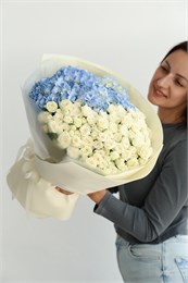 Букет с гортензией L голубой 2497