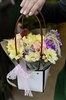 Композиция в сумочке с хризантемами и кустовыми розами - фото 5562