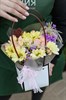 Композиция в сумочке с хризантемами и кустовыми розами - фото 5563
