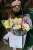 Композиция в сумочке с хризантемами и кустовыми розами - фото 5564