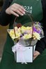 Композиция в сумочке с хризантемами и кустовыми розами - фото 5565