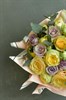 Композиция-букет "Ваниль" из кустовых пионовидных и одноголовых роз с эвкалиптом - фото 6940