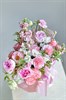 Шляпная коробка мини из роз, гвоздик и маттиолы - фото 6951