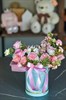 Шляпная коробка мини из роз, гвоздик и маттиолы - фото 6952