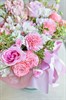 Шляпная коробка мини из роз, гвоздик и маттиолы - фото 6953