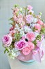 Шляпная коробка мини из роз, гвоздик и маттиолы - фото 6954