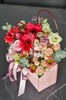 Композиция-букет из ярких гербер и кустовые розы в корзинке - фото 6957