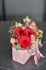 Композиция-букет из ярких гербер и кустовые розы в корзинке - фото 6959