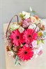Композиция-букет из ярких гербер и кустовые розы в корзинке - фото 6960
