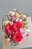 Композиция-букет из ярких гербер и кустовые розы в корзинке - фото 6961