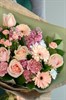 Букет в нежно розовых тонах с хризантемами и альстромериями - фото 6978