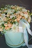 Композиция в шляпной коробке c кустовыми хризантемами и розами - фото 7050