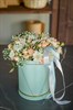 Композиция в шляпной коробке c кустовыми хризантемами и розами - фото 7051