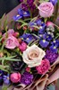 Букет с розами, ирисами и диантусами - фото 7084