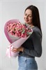 11 кустовых роз с эвкалиптом розовые 2485
