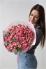 21 кустовая роза с эвкалиптом розовые 2486