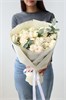 11 кустовых роз с эвкалиптом кремовые 2488
