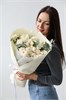 11 кустовых роз с эвкалиптом кремовые 2488